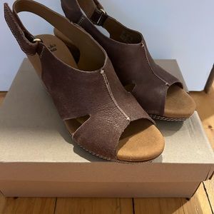 NEW Clark’s Helio Float Brown Wedge Sandal with Velcro Strap Women’s Size 8